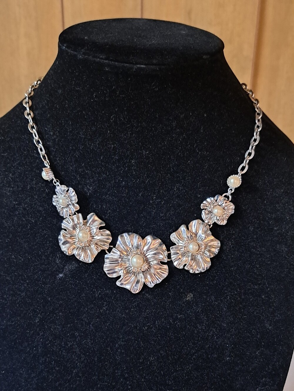 Beautiful Eitenne Aigner Silver Tone Flower Bib Necklace Faux Pearl Rhinestone
